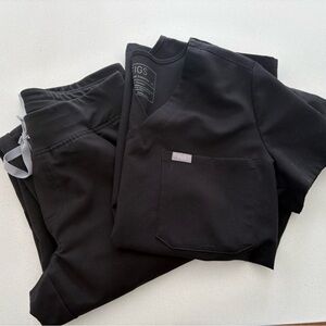 FIGS Black Scrub Set